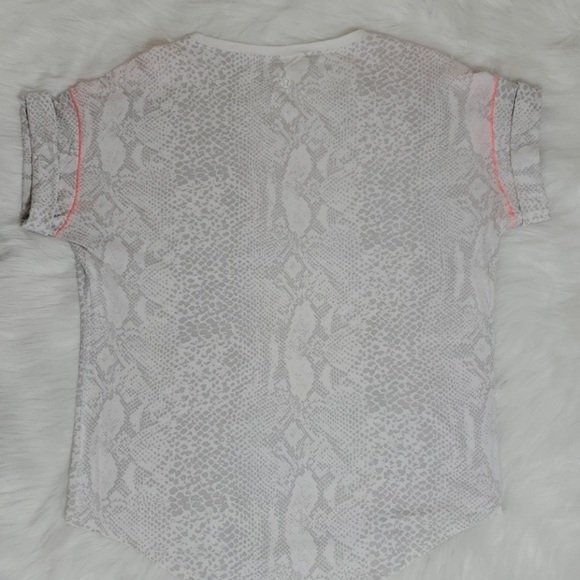 Lululemon Weekend Short Sleeve

Desert Snake White - Picture 4 of 5